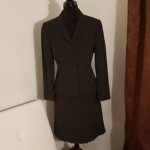 Black pin striped Tahari 2 Piece Suit sz 6p petite